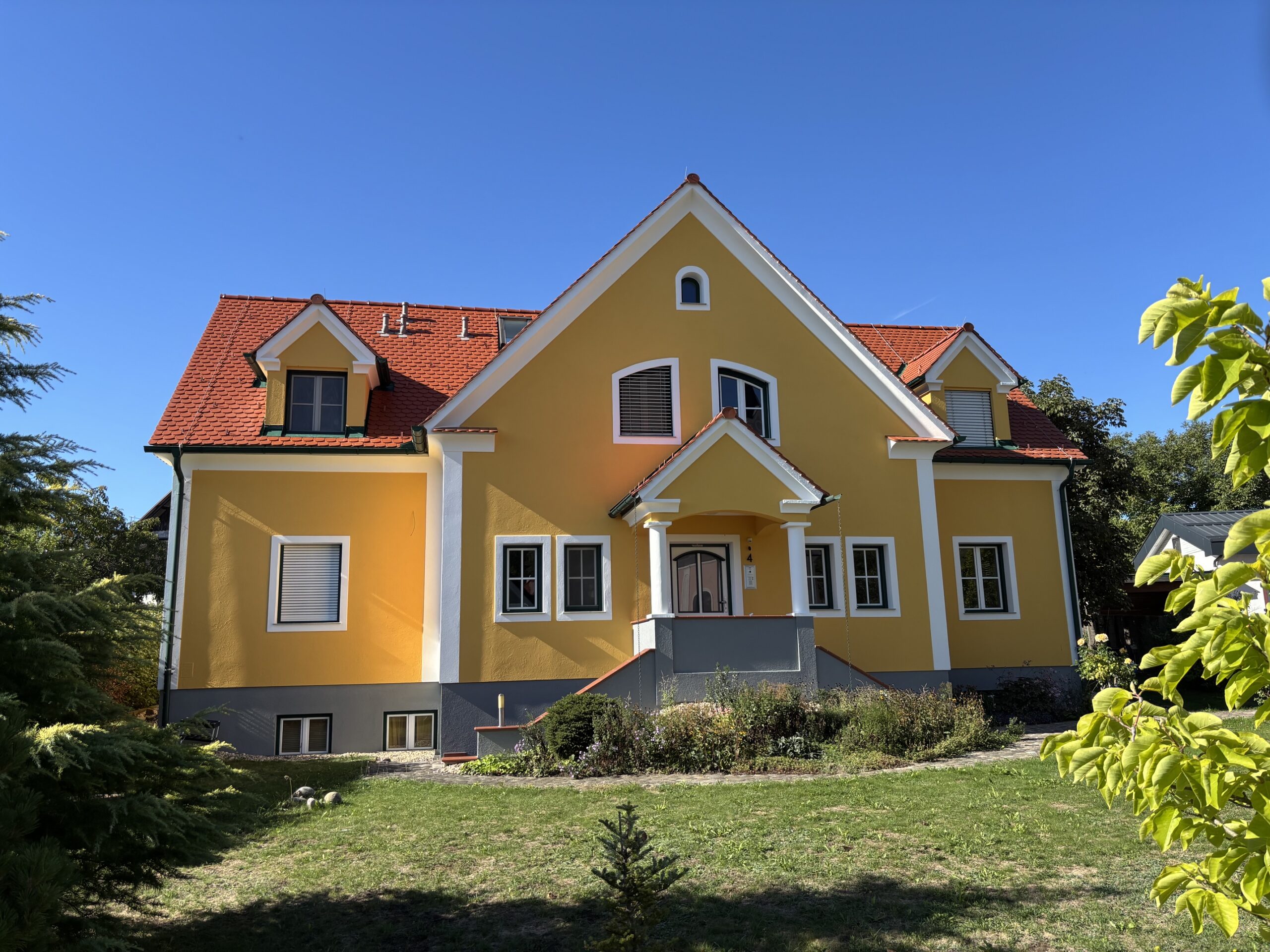 Sanierte Hausfassade durch Malerei Singer